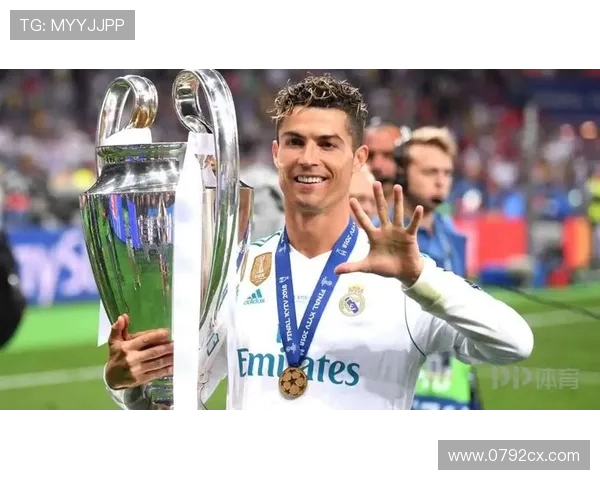 欧冠赛场惊现奇葩瞬间球迷闯入抢夺C罗球衣引发热议 欧冠赛场惊现奇葩瞬间球迷闯入抢夺C罗球衣引发热议