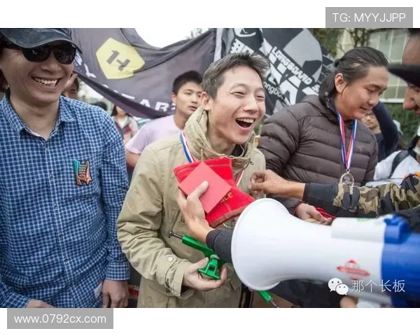 深圳滑板队在城市马拉松中的团队协作表现精彩点评与分析